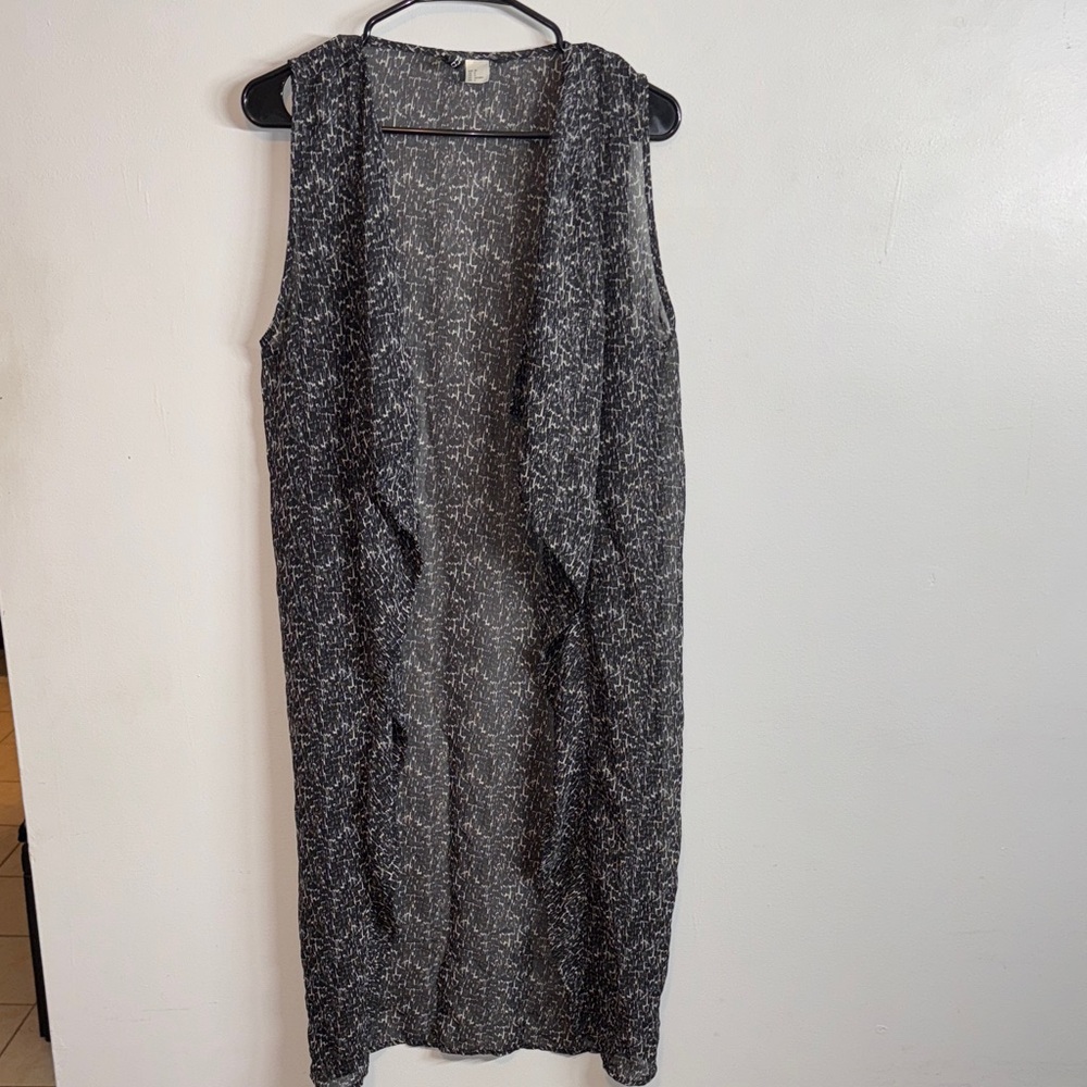 Chic Black and White Patterned Sleeveless Vest